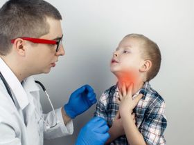 Trẻ bị viêm họng hạt mãn tính có nguy hiểm không?
